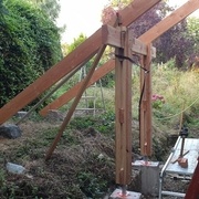 1er portique en place, grandes traverses prêtes à prendre les côtes des petits poteaux
