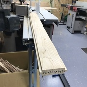 Montant à double languette en sortie d'usinage