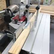 Passage du montant droit de la porte pour l'usinage de la rainure