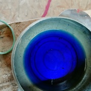 réaction de l'ammoniaque avec les ions metalliques du récipient. Très beau bleu