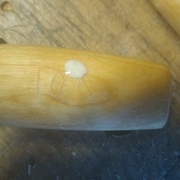 une goute de colle...