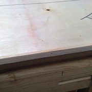 Zoom sur lequel on voit mieux la latte en frene sur le chant du gabarit