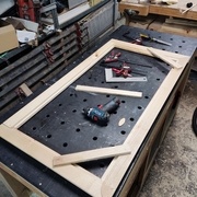 L'assemblage du dessus a été bâclé un peu je l'avoue. Il y a un ravancement de feuillure à l'arrière.