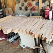 Rangement par largeur des bois pour les panneaux en prévision du rabotage des chants