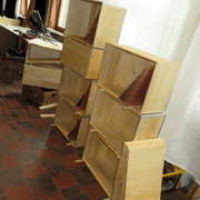 Les caisses séchant après avoir été enduites d'huile de lin