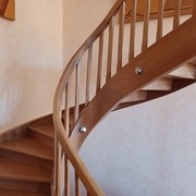 Cassure de la ligne basse  du limon (jarret), la main-courante n'est pas parfaitement raccordées non plus.