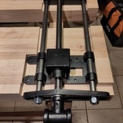 La presse frontale dans son emplacement.