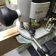 Usinage d'un bord. Les 4 sont réalisés dans un même temps avant de régler la butée pour l'autre bord