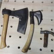 le manche sur la doloire à gauche ne correspond pas - au milieu une doloire de sabotier avec manche en laurier et une herminette