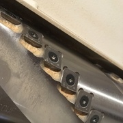 Encrassement de résine sur un arbre à plaquettes de raboteuse