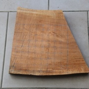 La chute de bois, brute de sciage avec le plateau tracé