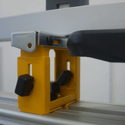 Support DeWALT relevé pour aligner le rail de la butée de longueur Pedante avec la table de la scie.