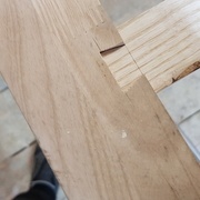 détail assemblage monté en serrant la vis en dessous la queue ce bloque