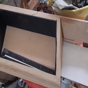 le tiroir avec son côté prolongé à l'arrière