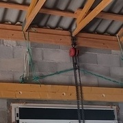 muralière maintenue horizontale par des clous à béton