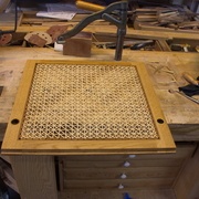 Motif fini avec un tissage qui passe quelques lignes.