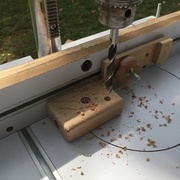 Une pièce maintenue par la barrière et le bloc d’arrêt