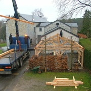 le montage continue, sous la pluie...