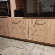 Le bas du meuble terminé, avec les trois tiroirs en place.