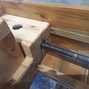 Vue de dessous - on repère bien un des tassaux vissés pour bloquer le chariot en place