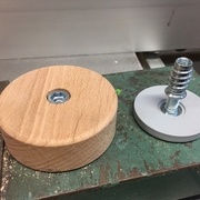 Les Fixation sont des insertde pied de meuble Ikea (besta)