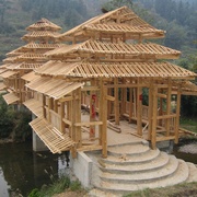 Un pont «Vent et Pluie» en construction utilisant des compétences de  maître charpentier chinois .  http://www.visiontimes.com/