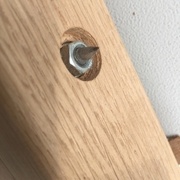 Un petit bout de tige filetée taillée en pointe et qui fait le pivot