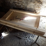 Assemblage du plateau et des traverses supérieure sur lesquelles se fixeront les pieds.