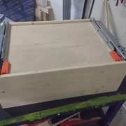 Vue sur les glissières Blum avec système Bluemotion (amortissement de la fermeture le top)