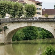 Pont avec arche en anse de panier.