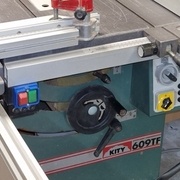 Les boitiers électriques et commandes d'origine sont conservés, aucun changement apparent côté scie.