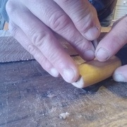 l'index sur le dos du couteau aide au mouvement pour éviter les à-coup.