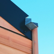 Vue d'une gouttière nantaise intégrée au mur et au toit