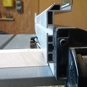 Le guide parallèle empèche le soulèvement de la pièce