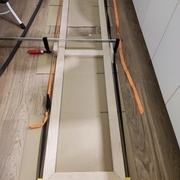 Collage avec une presse à cadre. J'ai dû rallonger la sangle pour l'occasion.