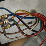 Couplage triangle visible dans le boitier de commande du combiné. Les 6 fils de couleurs vont vers le moteur, les fils rouges vers l'inverseur manuel 3 positions.