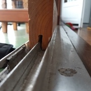 Rainure et feuillure sur le pas de porte
