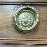 Deux pièces d'origine différentes, l'une coulée l'autre repoussée.