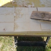 Finition de la rainure au ciseau