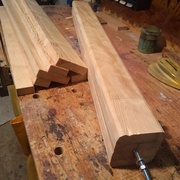 Le premier lot de carrelets collés autour du tube recevant la tige filetée, l'autre est en attente