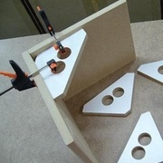 Exemple d'équerre pour tenir des planches ensembles à 90°. Les miennes sont beaucoup plus moches que ça.