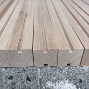 Rainures faites à la défonceuse sous table