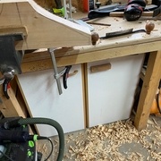 découpe grossière à la scie puis le reste à la plane