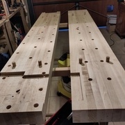 4 chevilles dans les plateaux qui attendant un tréteau.