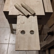 Les trous dans le tenon. On voit bien qu'ils "rentrent" de 2mm par rapport à la ligne qui indique le pied.