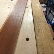 A ma droite, la pièce à usiner. A ma gauche, la surface d'appui.