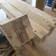 Préparation des enfourchements de 80mm à la scie circulaire en inclinant les poteaux