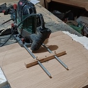 Gabarit improvisé pour la défonceuse. Il va sûrement à nouveau me servir.