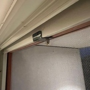 La patte du dessus avec le ressort