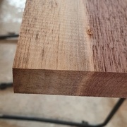 coloration. étrange de l'aubier mais vers du beige/brun. je sais que quand il est sèché au séchoir le noyer us tend à foncer son aubier. parfois même en rattrapant la teinte du durement. mais là ce n'est pas homogène...